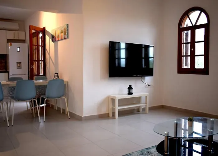 Apartment - Sleeps 5 - Pets Ok - Balcony - Parking *