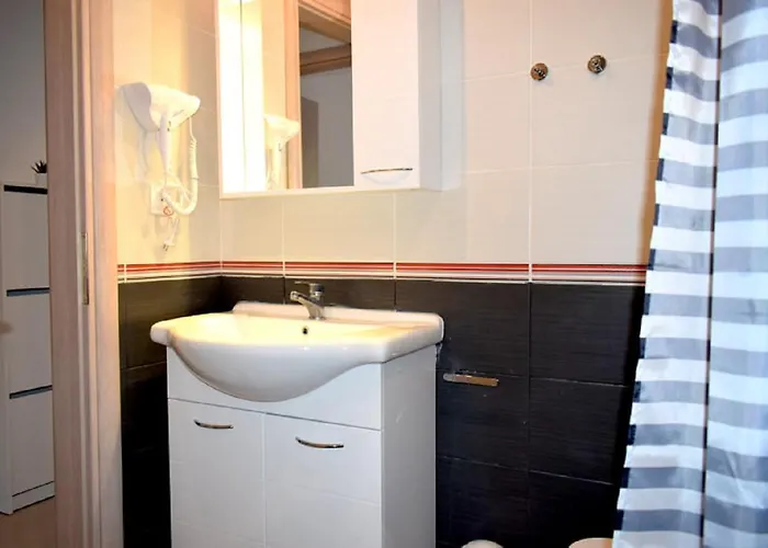 - Sleeps 5 - Pets Ok - Balcony - Parking Apartment *