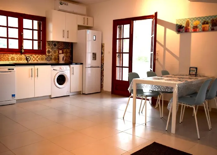 - Sleeps 5 - Pets Ok - Balcony - Parking