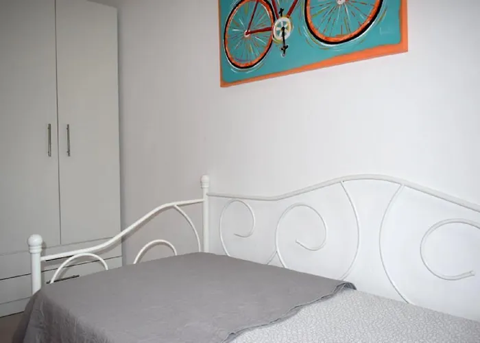 - Sleeps 5 - Pets Ok - Balcony - Parking