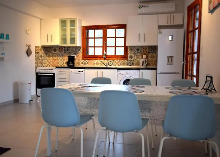 - Sleeps 5 - Pets Ok - Balcony - Parking Apartment *