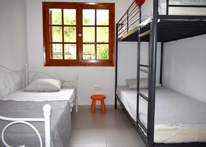 Apartment - Sleeps 5 - Pets Ok - Balcony - Parking *