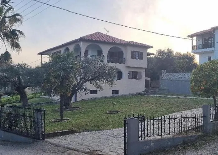 Apartment - Sleeps 5 - Pets Ok - Balcony - Parking