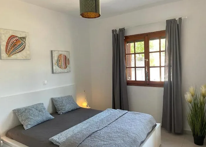 - Sleeps 5 - Pets Ok - Balcony - Parking Apartment *