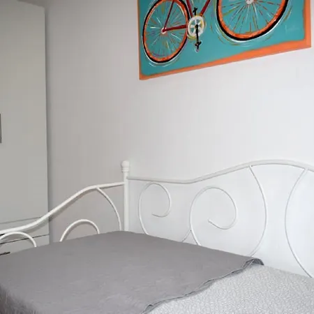 Apt - Sleeps 5 - Pets Ok - Balcony - Parking