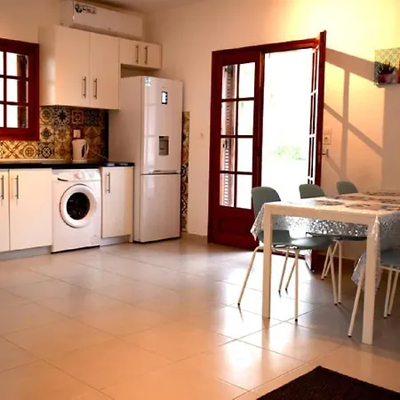 Apt - Sleeps 5 - Pets Ok - Balcony - Parking