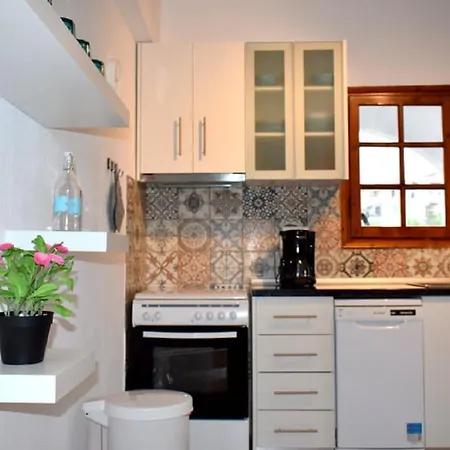 Apt - Sleeps 5 - Pets Ok - Balcony - Parking Διαμέρισμα Άγιος Νικόλαος