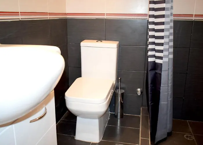 Apartment - Sleeps 5 - Pets Ok - Balcony - Parking