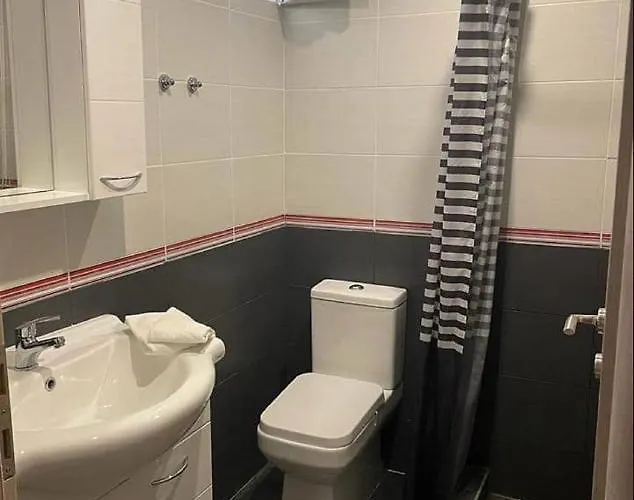 - Sleeps 5 - Pets Ok - Balcony - Parking